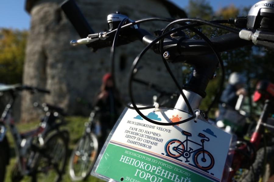 Велосипедисты города Пскова совместно с НПЦ по охране памятников обогнули Окольный город